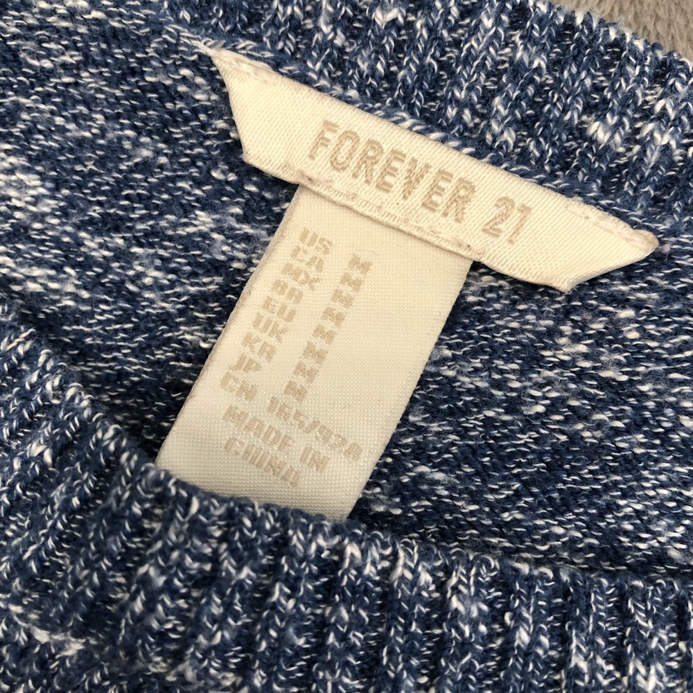 blue and white speckled sweater 💙